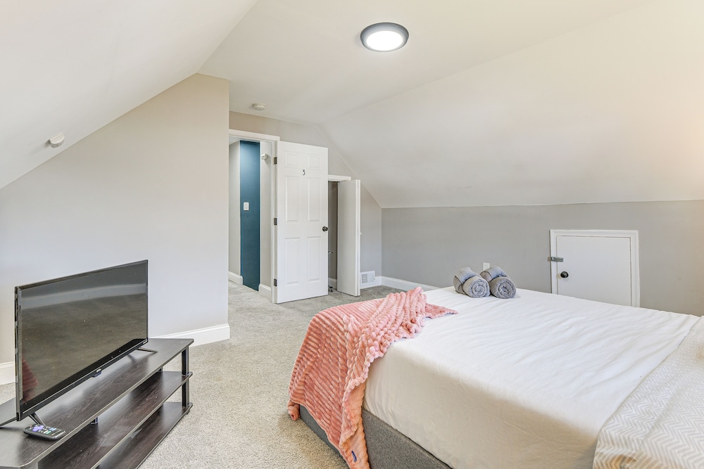 4 Mi to Universities: Quaint Parkville Apartment!