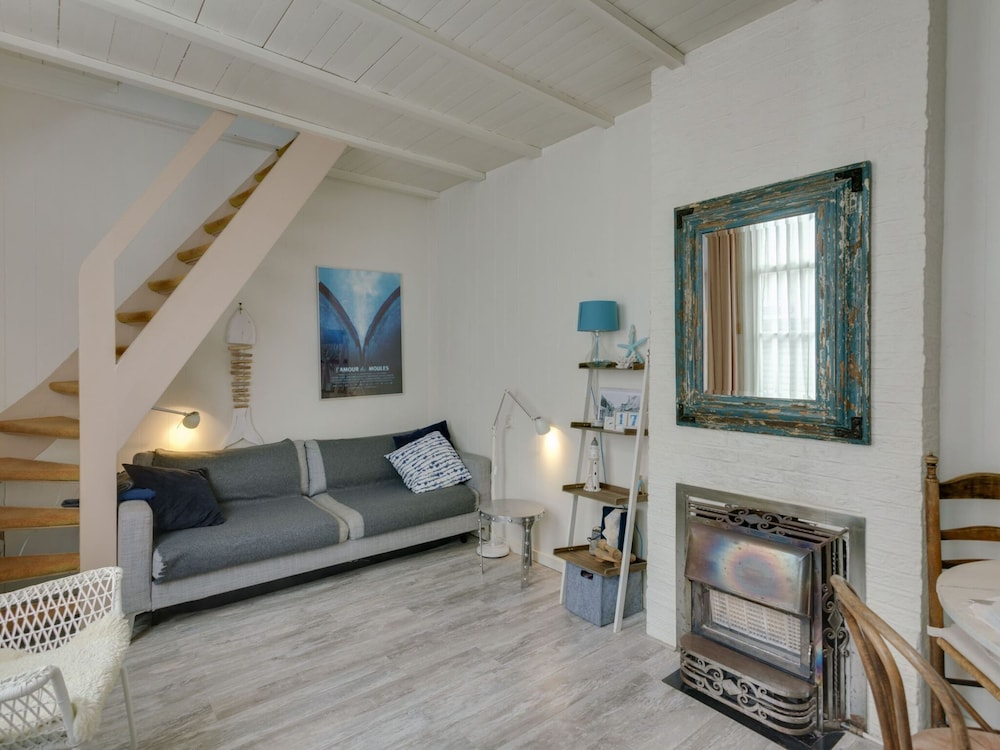 Picturesque Fisherman's House in Scheveningen near Shops view 5