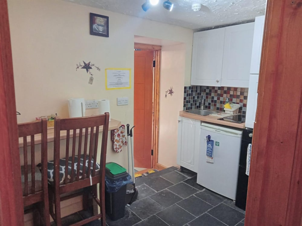 Llandovery - Cottage - Sleeps4 - Parking Secure Lock up for Bikes