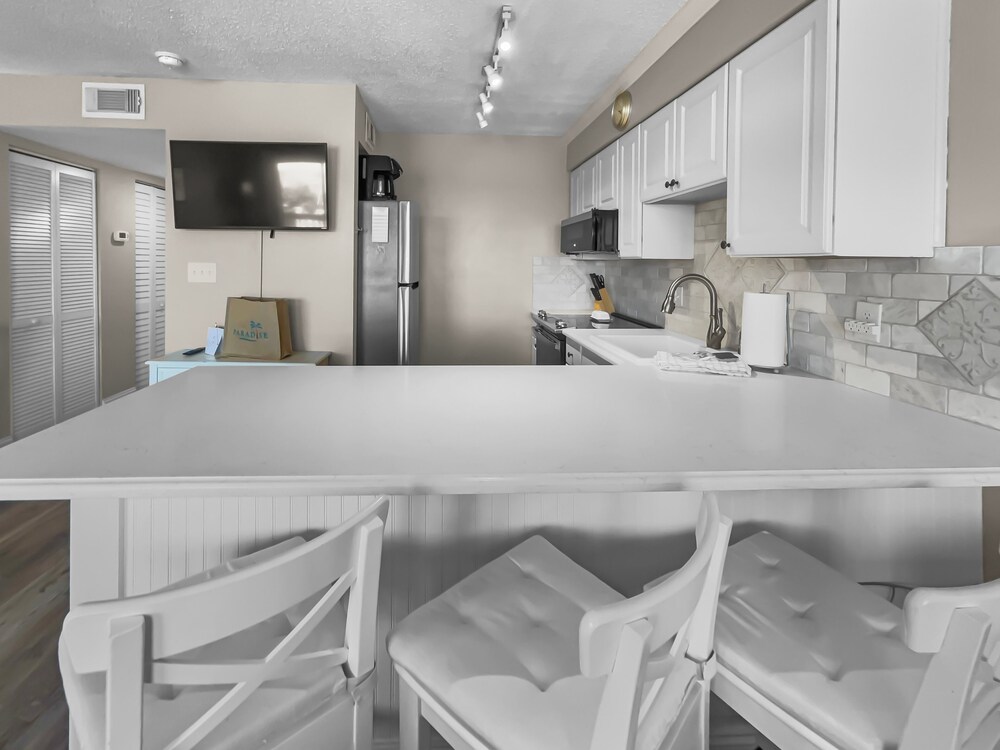 Summersalt 1 Bedroom Condo by RedAwning view 3