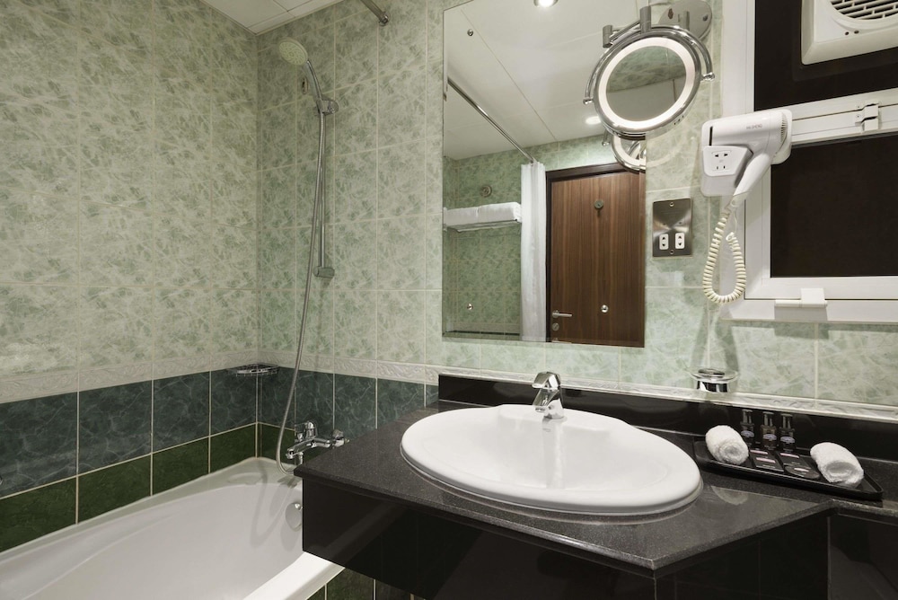 Abu Dhabi Vacations - Howard Johnson by Wyndham Abu Dhabi - Property Image 1