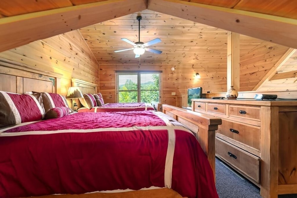 A Suite Mountain - 2 Bedrooms, 1 Baths, Sleeps 6 Cabin by RedAwning