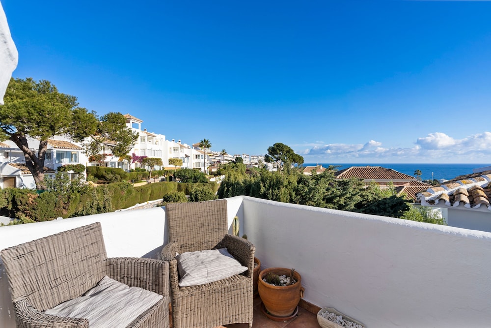 Apartment With Roof Terrace and Pool - Ref 129