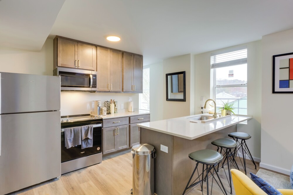 1 Mi to University of Cincinnati: 3rd-floor Condo!