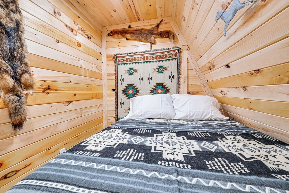 5 Mi to Mammoth Cave NP: Teepee Studio Escape