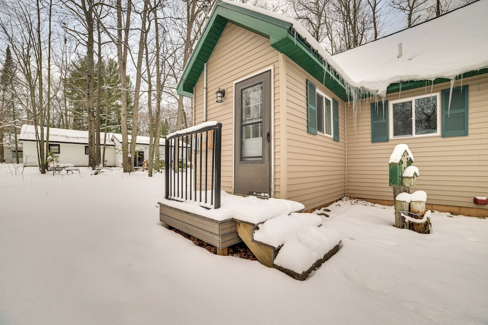 2 Blocks to Higgins Lake: Pet-friendly Family Home