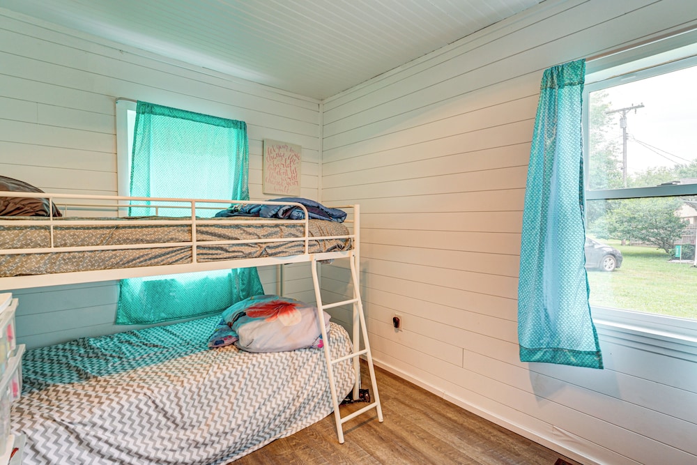 Walk to Cranberry Lake: Quaint Family Cottage