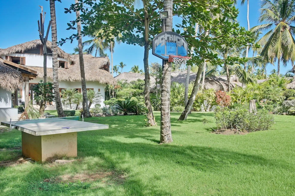 Beachfront Oasis Pool Chef Hskp Sleeps 22 view 3