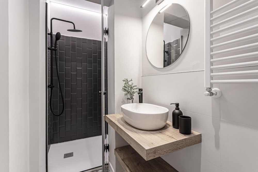 Broto - 4 Bedrooms in Malasa a photo 3