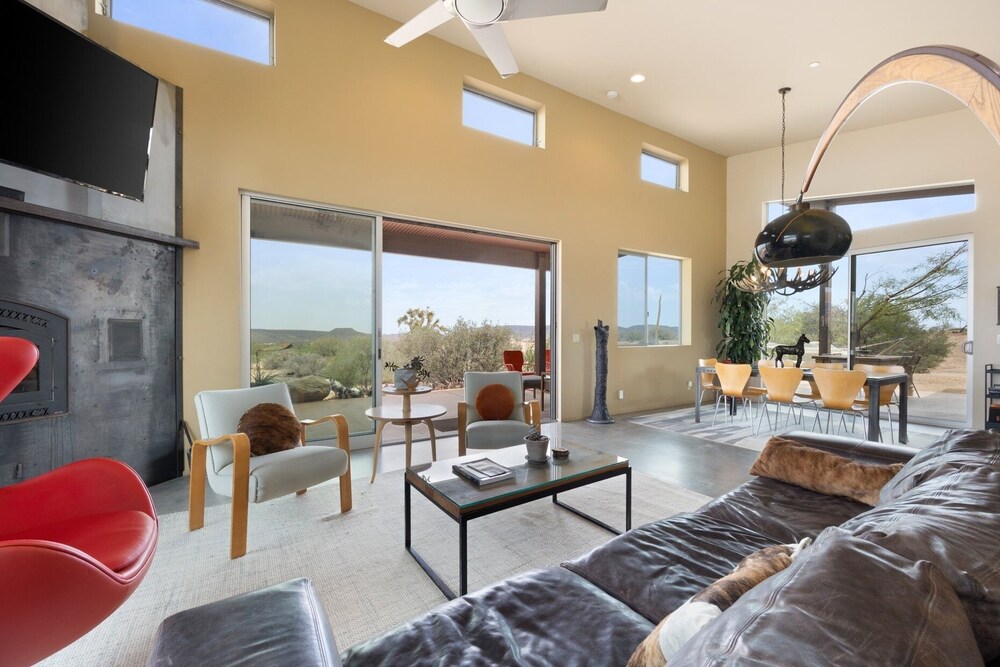 Jackalope Junction-pool, Hot Tub, Fire Pit, Bbq & Desert Views! 2 Bedroom Home by RedAwning