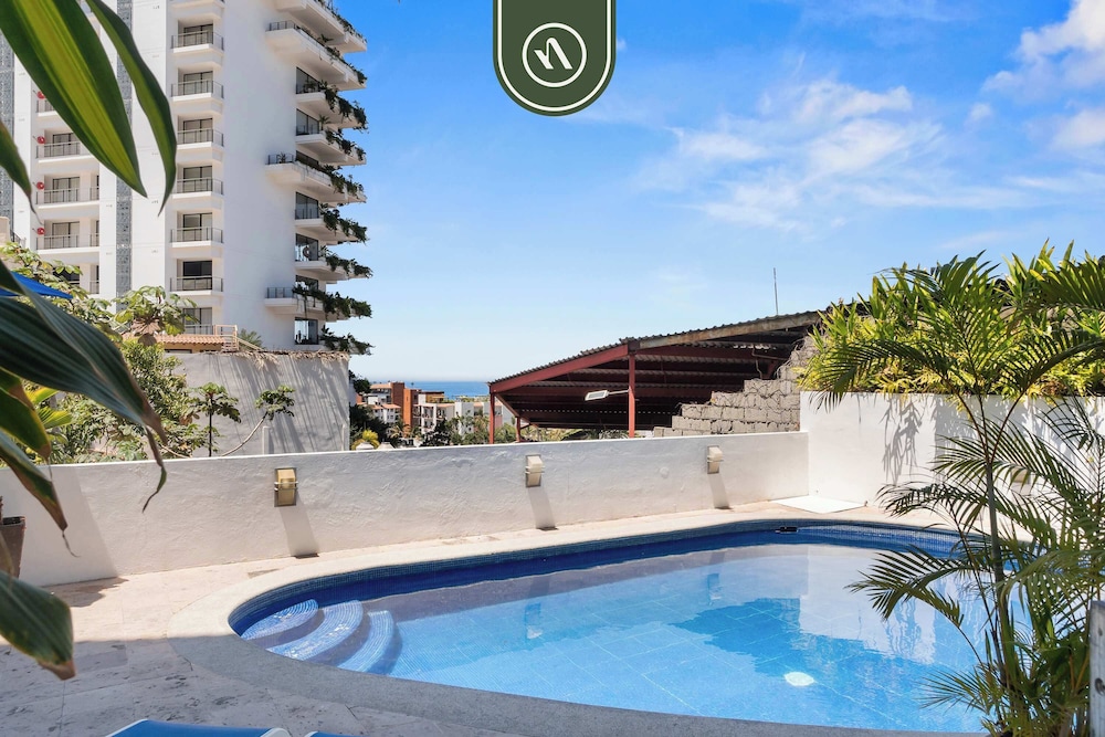 Stunning 2 BR Condo - Oceanview Terrace - Downtown