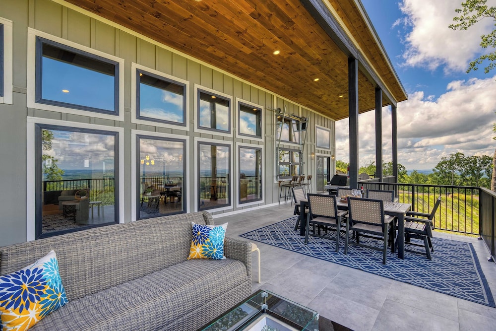 Luxury Group Retreat w/ Indoor Pool, Arcade & 56-mile Views Grand Vista Retreat