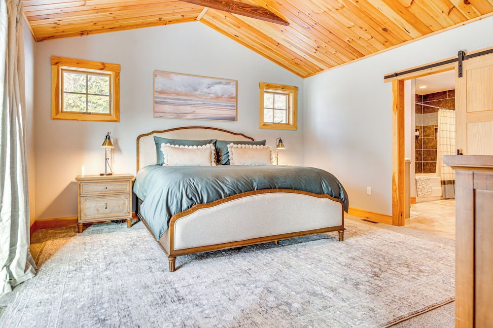 6 Mi to Lake Winnipesaukee: New Hampshire Home