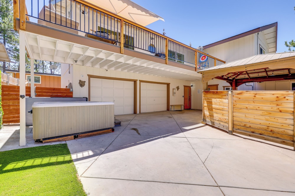 Walk to The Village Shops/eats: Big Bear Lake Home