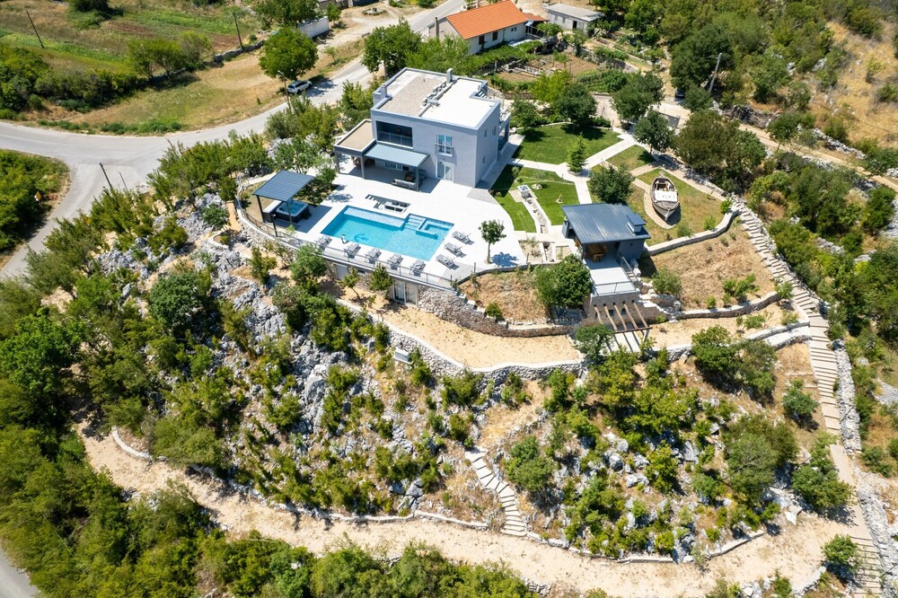 Villa River Rose with pool and jacuzzi, near the river beach