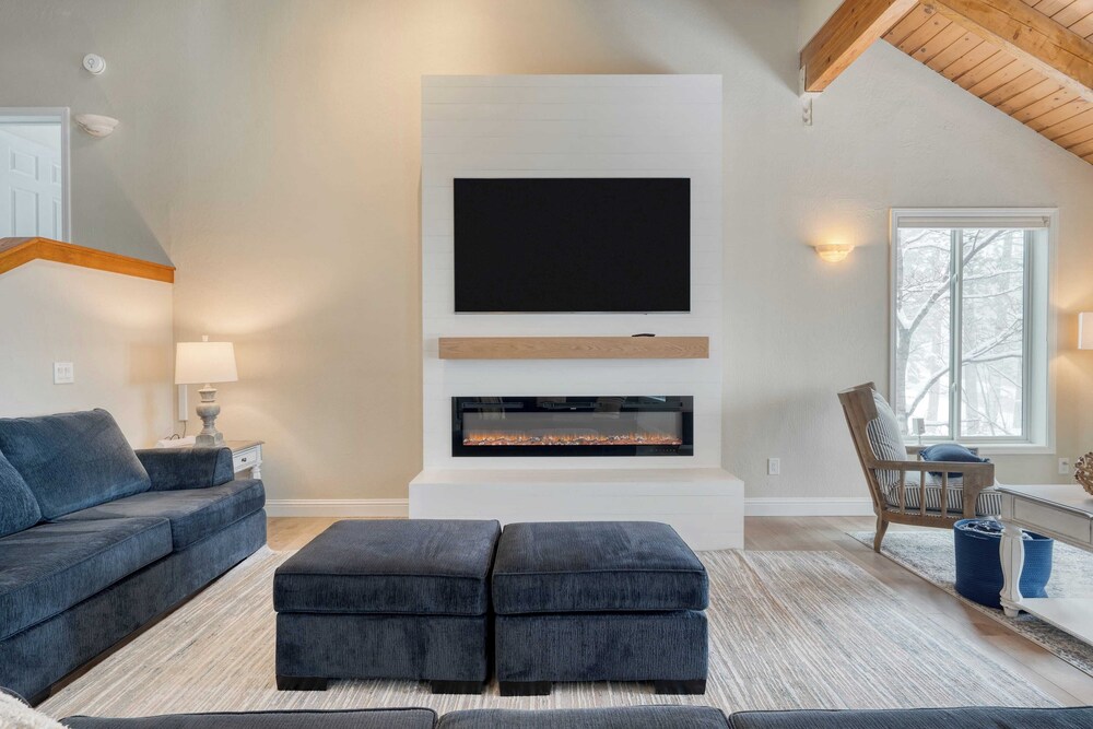 Views + Mins to Skiing, Lake, & Incline Village Incline Serenity by Avantstay