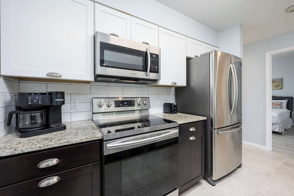 Sunshine & Whiskey Condo for 6 With Resort Amenities Near Grand Boulevard