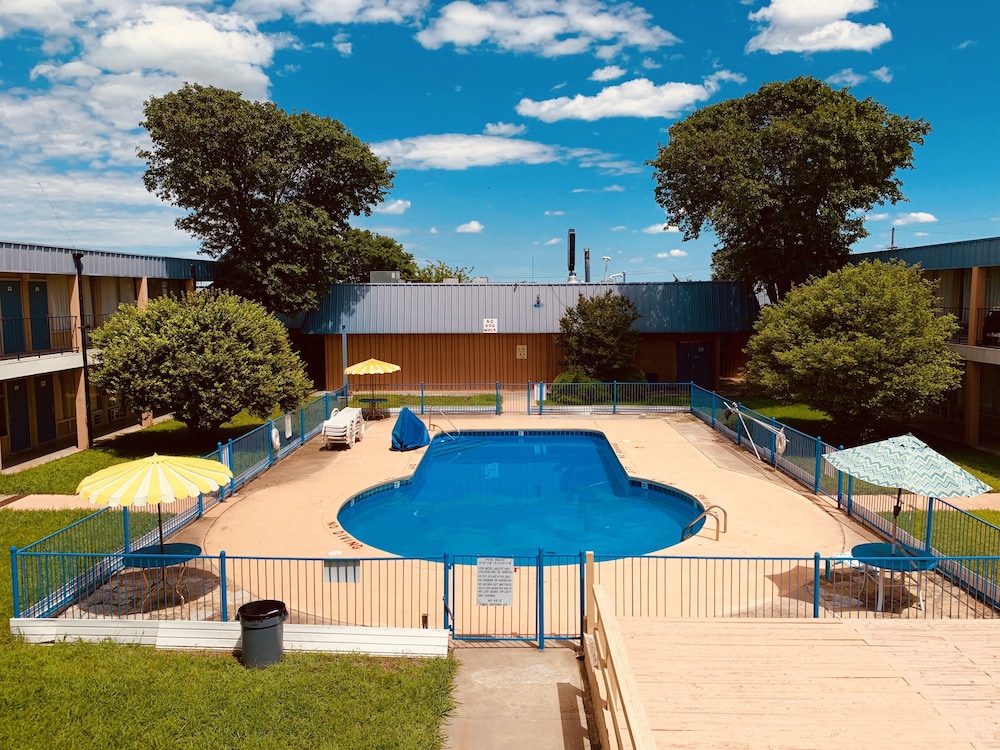 Lawton Vacations - Castle Inn  Suites - Property Image 10