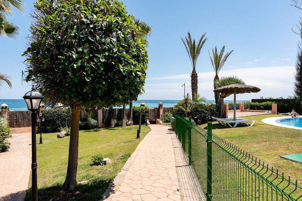 Beachfront Apartment -don Juan Manilva