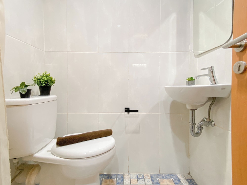 Peach Tone Studio At Evenciio Margonda Apartment