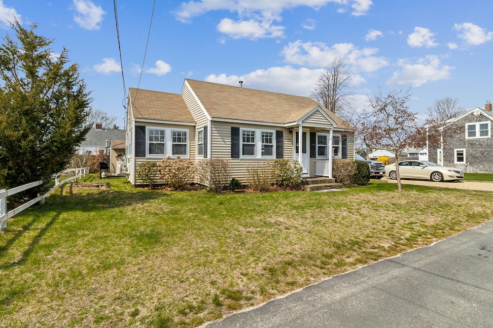 Coastal Cottage Retreat Steps From The Beach 2 Bedroom Cottage