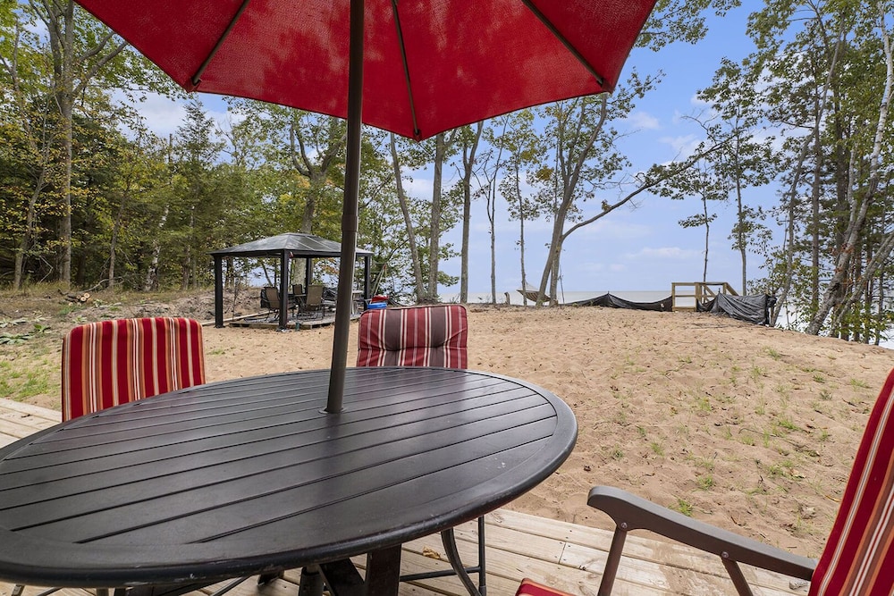 Overlooking Shoreline 2BDR Chalet 18396