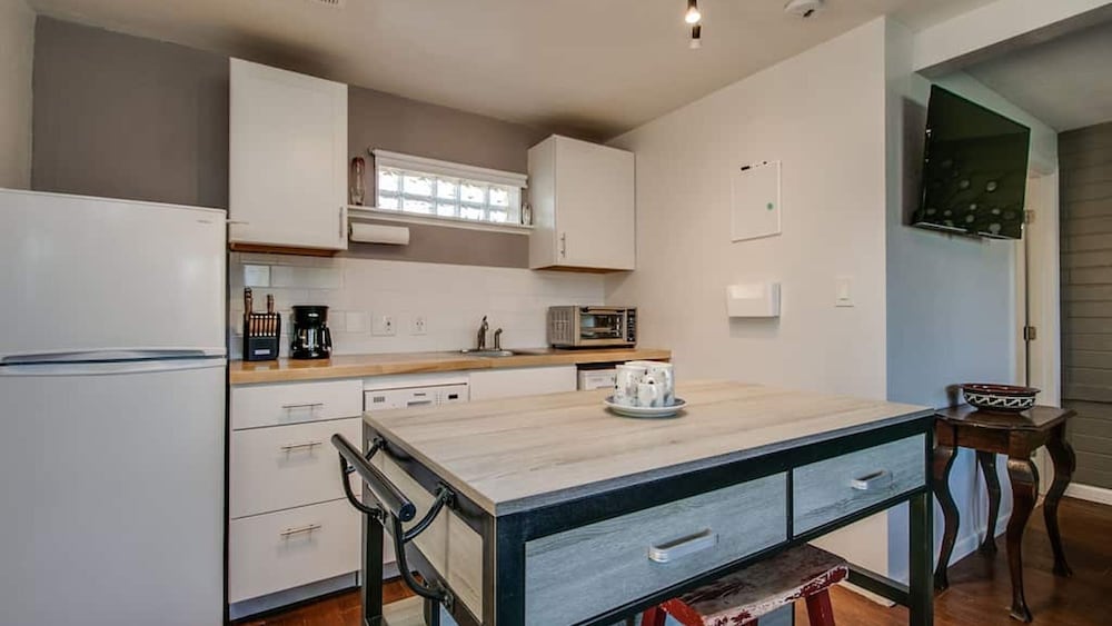 Charming Mid Town Guest House W/private Patio!