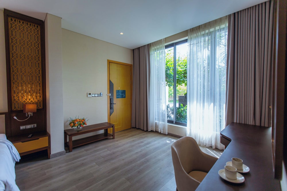The Palm Nest Cam Ranh Pool Villa