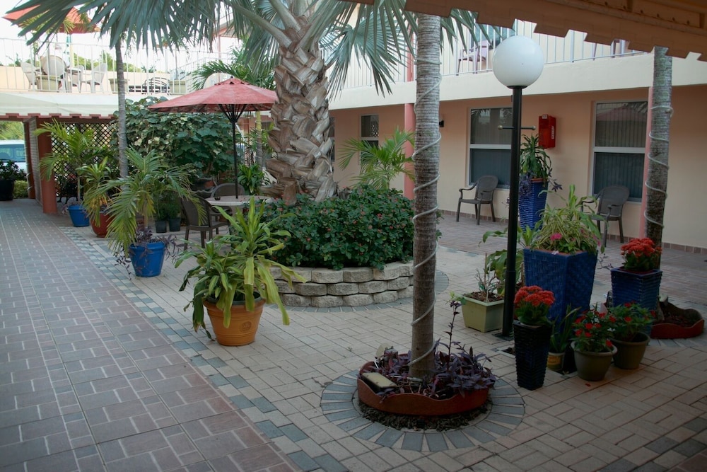 Lago Mar Motel and Apartments
