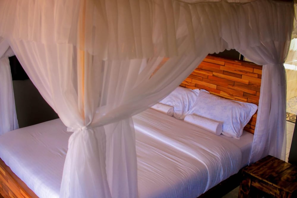 Amanya Hut Sleeps 6 With Mountain Views