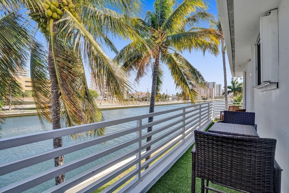 Intercostal beauty with heated pool + Spa!