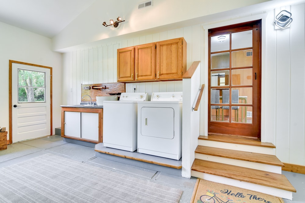 Modern Home w/ Spacious Yard in Beaverton! view 2