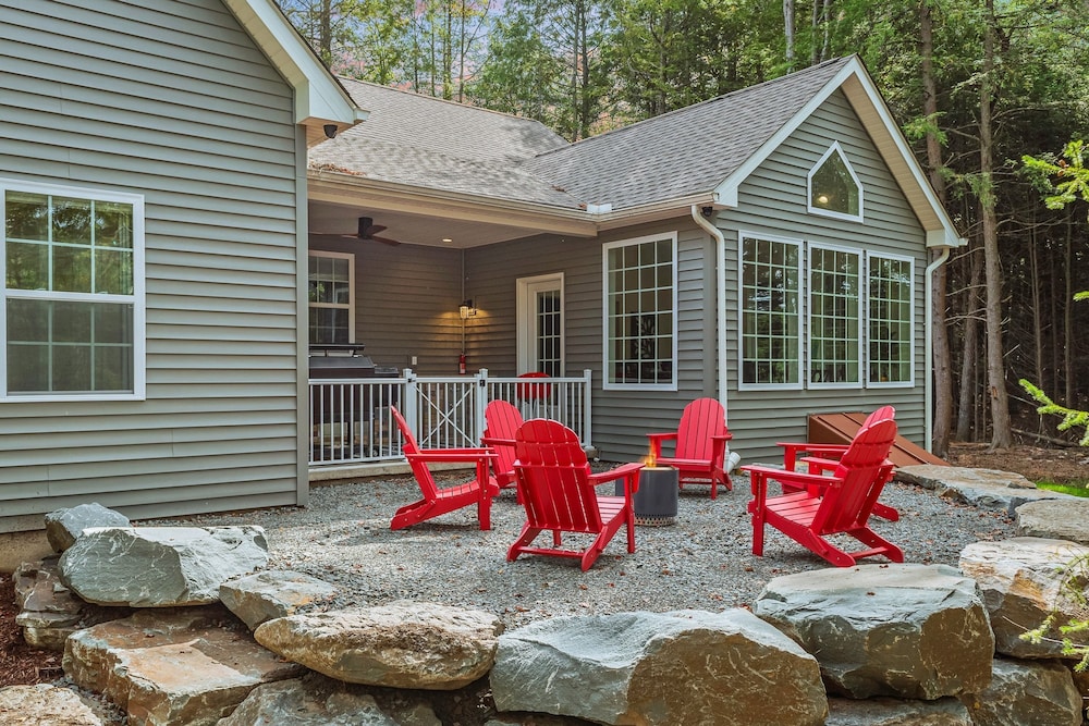 Luxuriously Lakeside by Avantstay Lakefront Retreat w Game Room