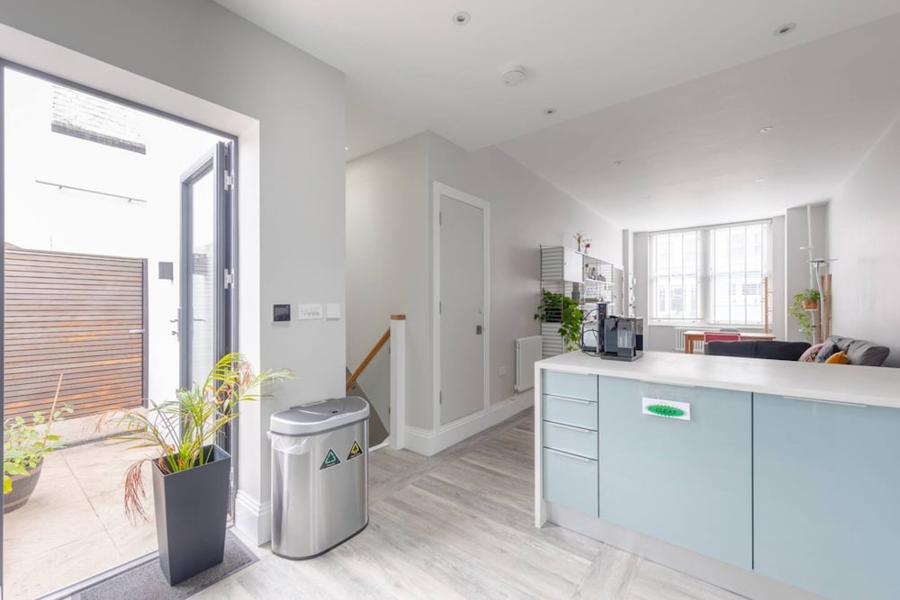 Chic & Spacious 2BD Flat -2 Mins to Baron's Court