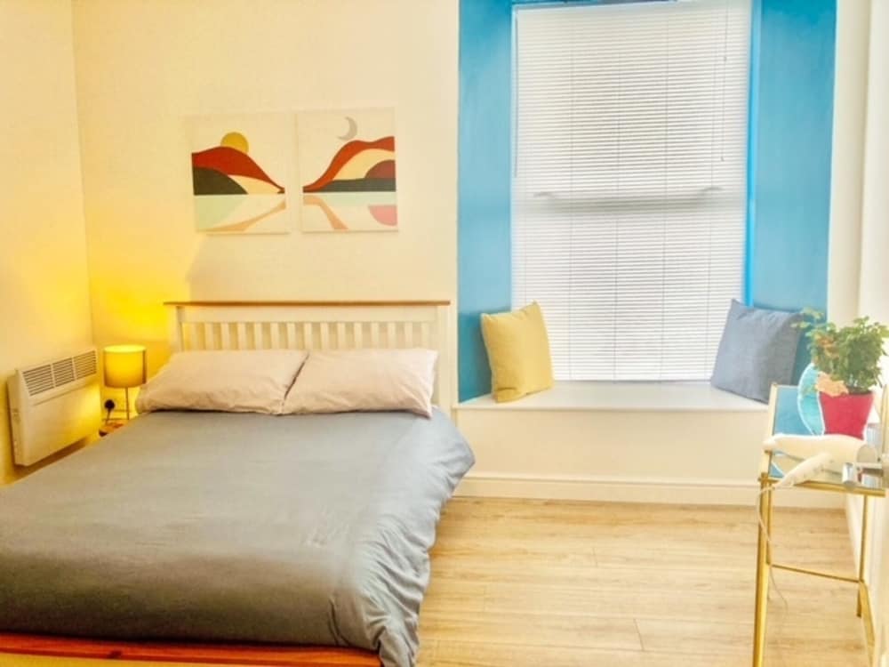 Stunning Renovated & Spacious 2 BR - 100m to Beach view 3