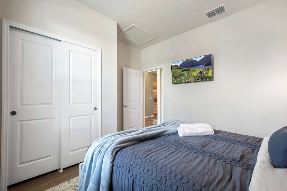 Bright & Spacious 7BR Pool Villa w/ Game Loft New Windsor Cay Resort Near Disney