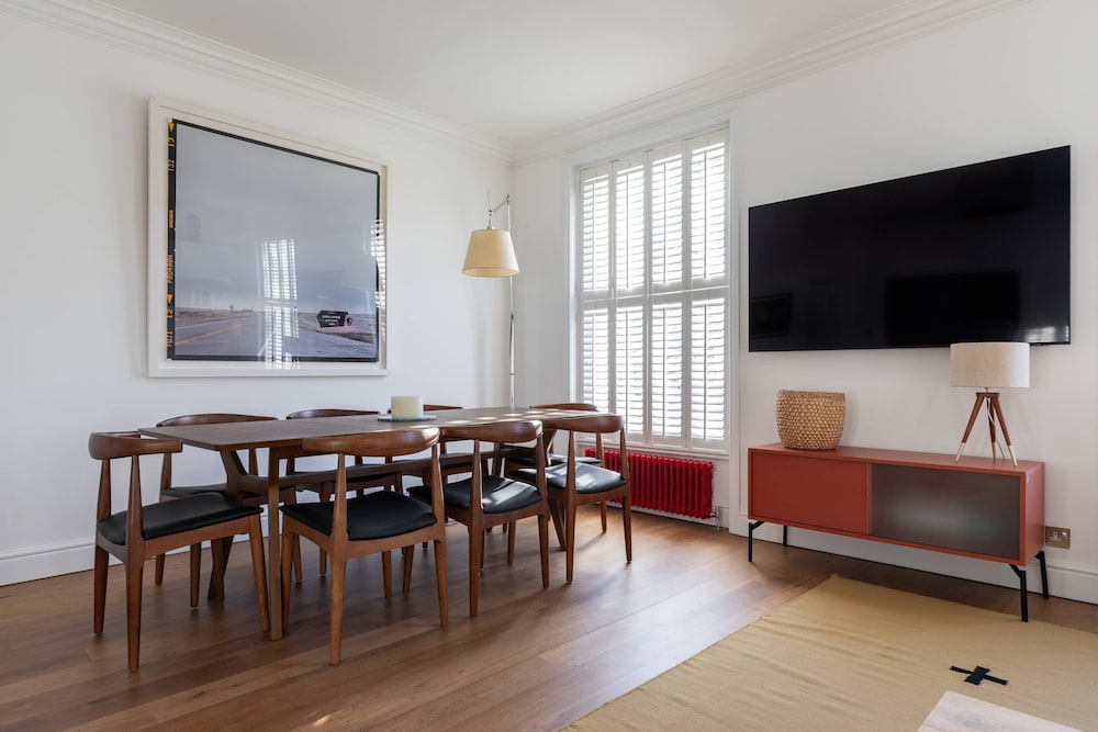 St Stephen's Gardens VII by Onefinestay