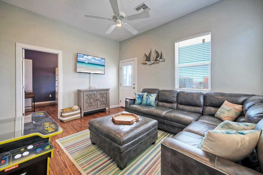 Sleeps 24, 2 Homes Pool, Backyard Tiki Bar, Fire Pit, Cornhole Walk to Beach