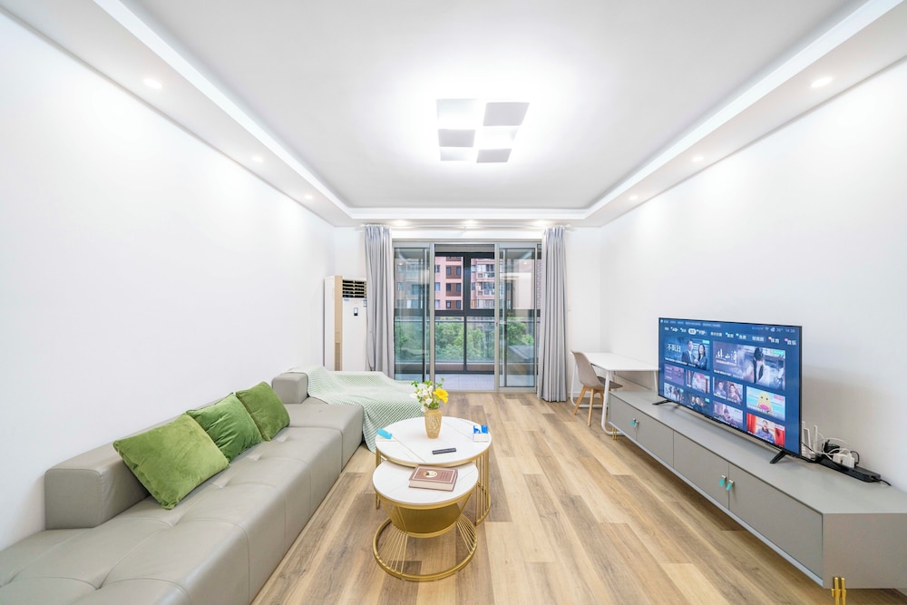Tyms 4BR 2BA APT Riverside