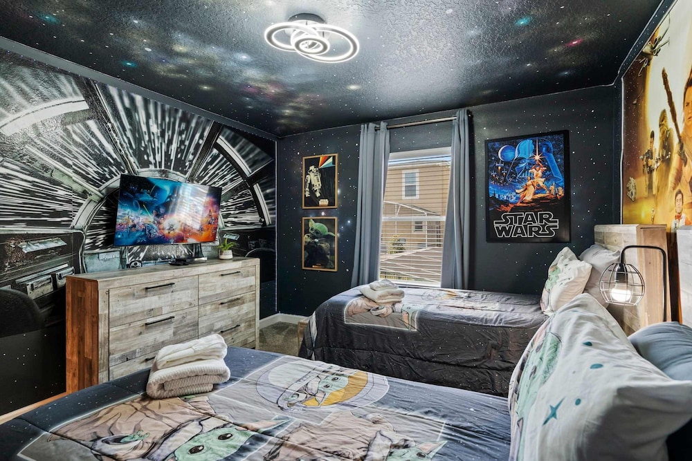Chic 4BR Home With Mickey Star Wars Rooms
