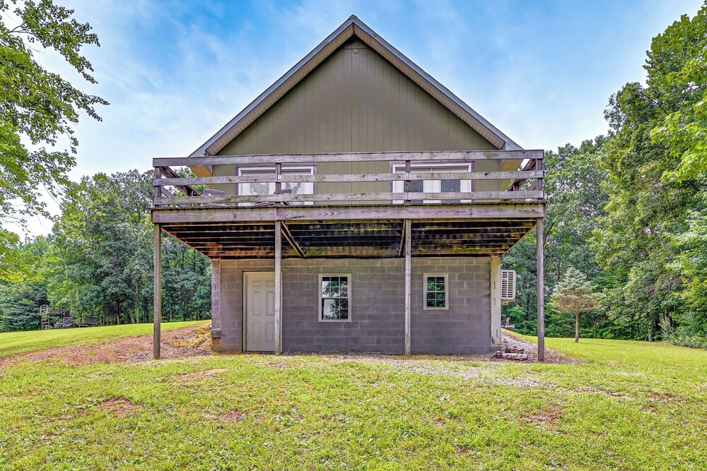 Kentucky Cabin Retreat w/ Covered Porch & Views