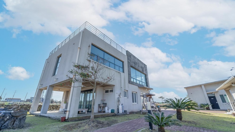 Jeju Byeoleuldameunbaramarae Pension view 5