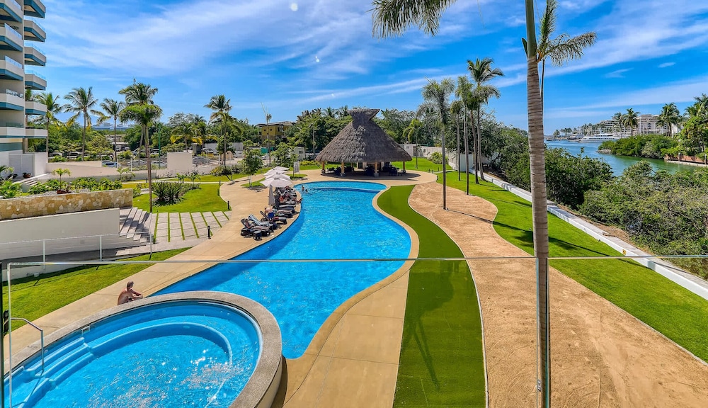 Brand New 1 BR Condo - Pool - Jacuzzi - Gym