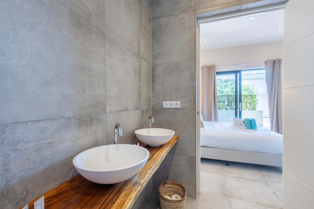 Chic 3BR Apartment Mambo Beach Area Stay