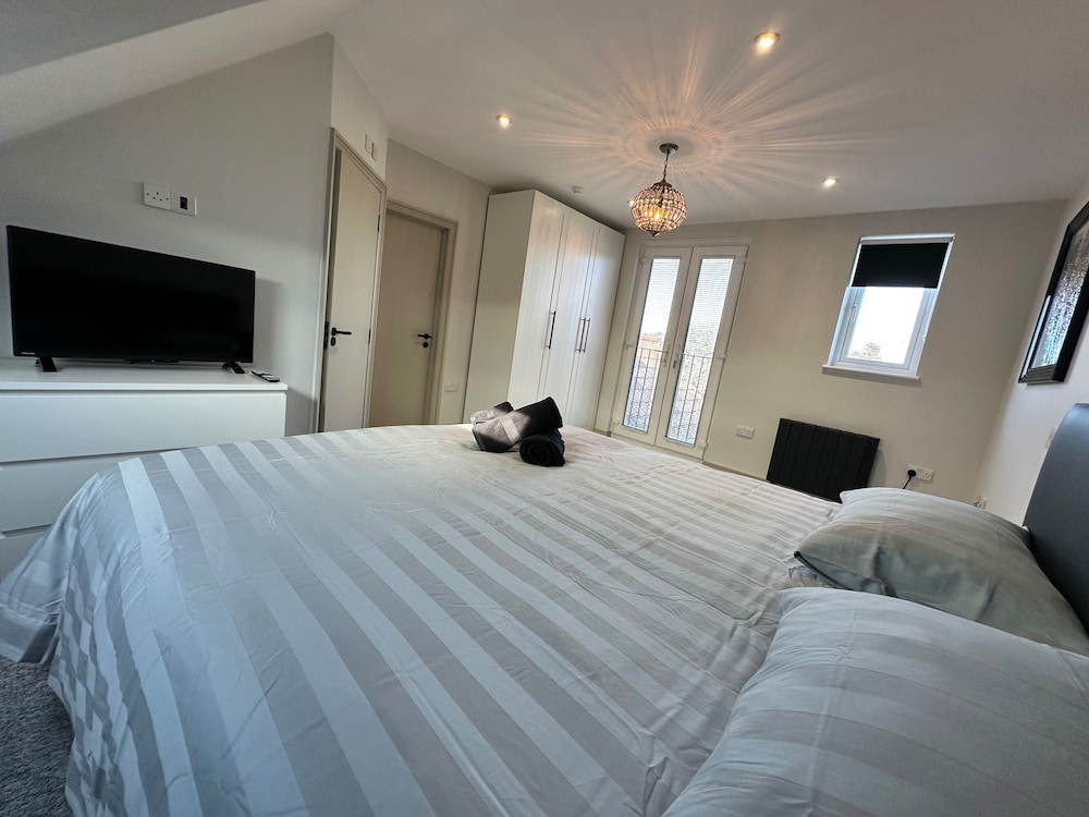 Captivating 6 -bed House in Waltham Abbey