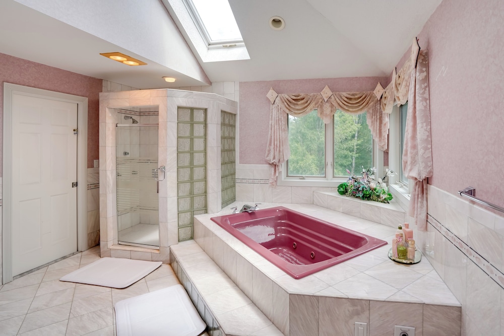 Luxury Mansion Rental w/ Rec Room in Niskayuna!