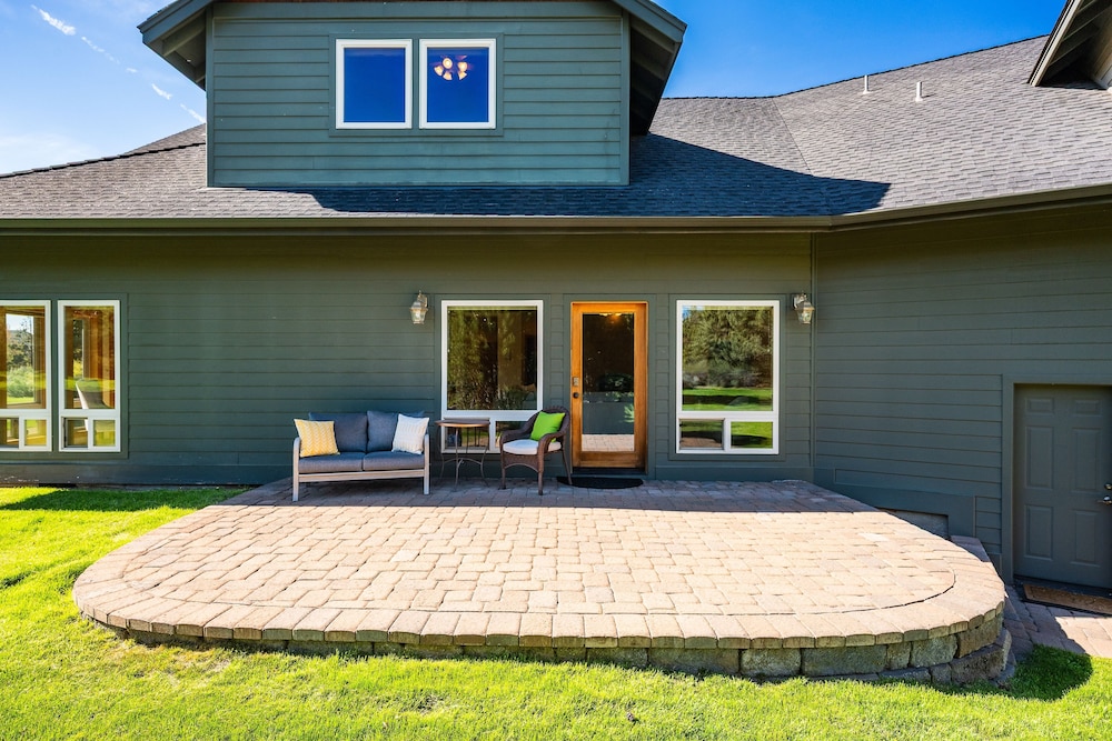 Family-Friendly Dara Oaks Home with Private Hot Tub and BBQ on the Deck by RedAwning