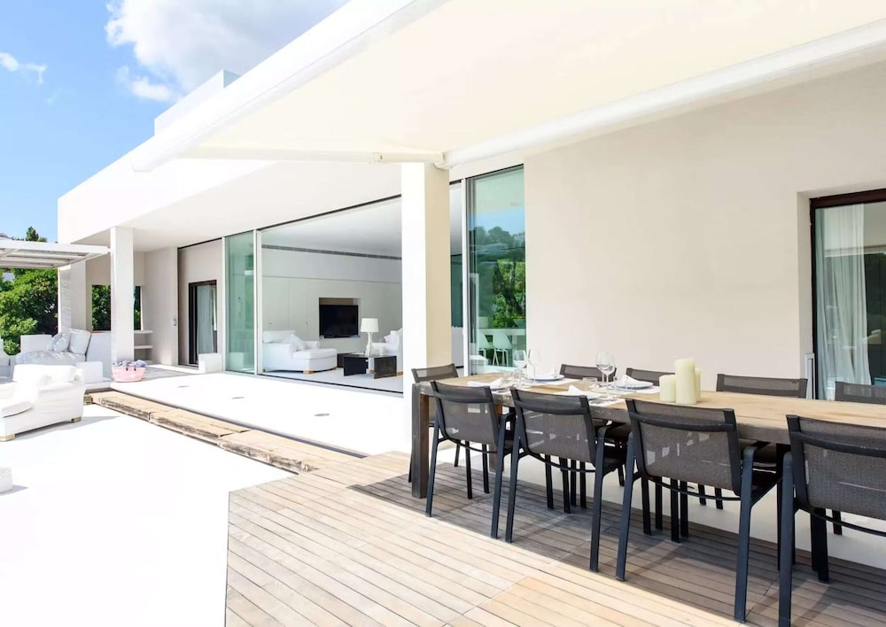 Stylish Villa With Infinity Pool