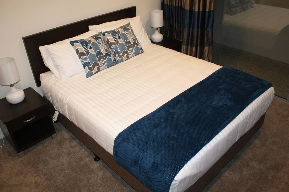 Remarkable Lake View Townhouse Queenstown Hill view 5