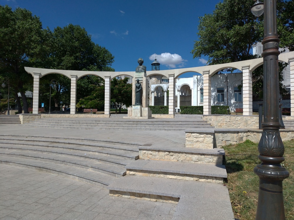 Appartment 3 Rooms, Splendid Position, 1 Minut of Walk to the Black Sea